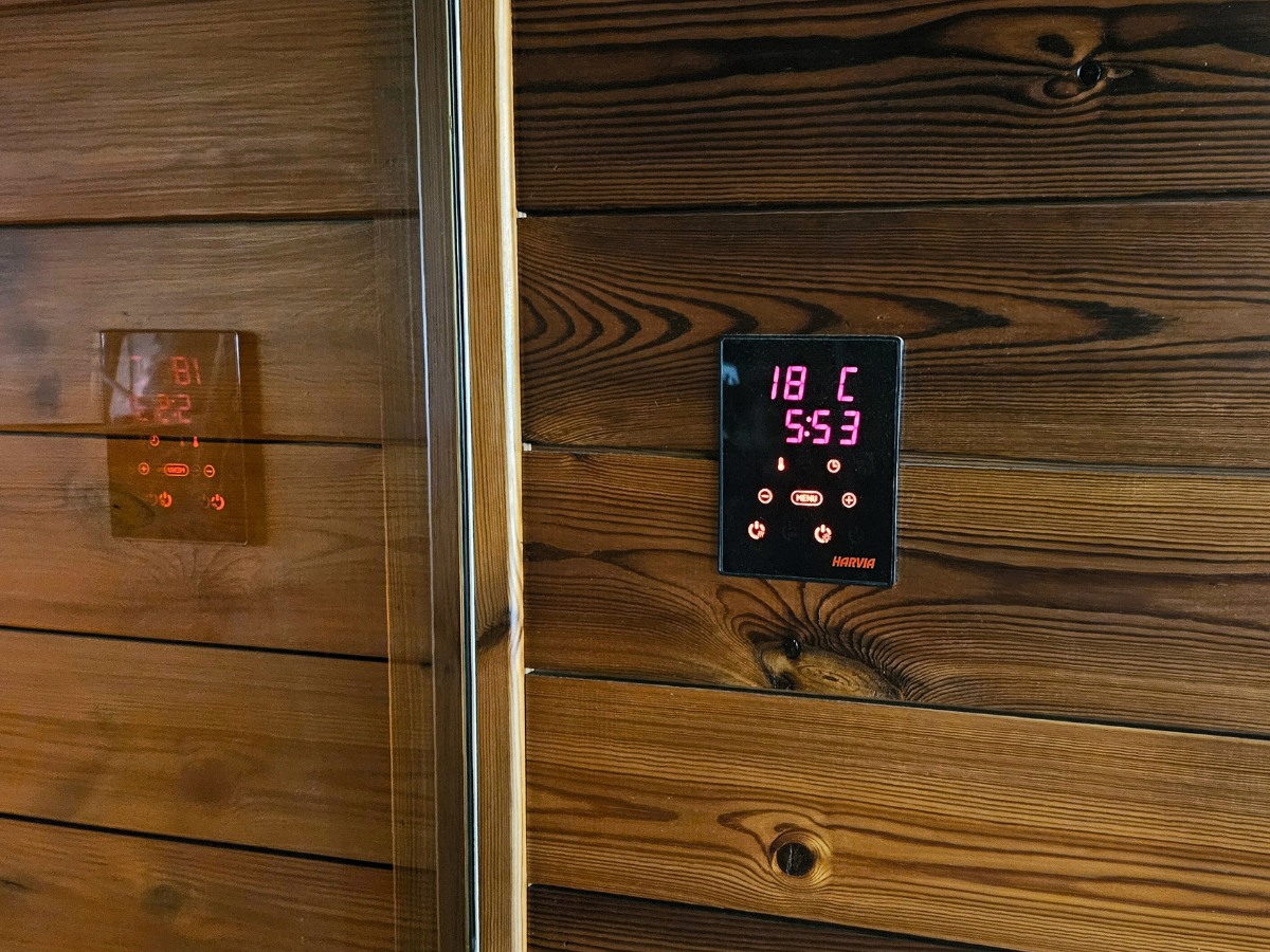 Sale of saunas with electric heaters